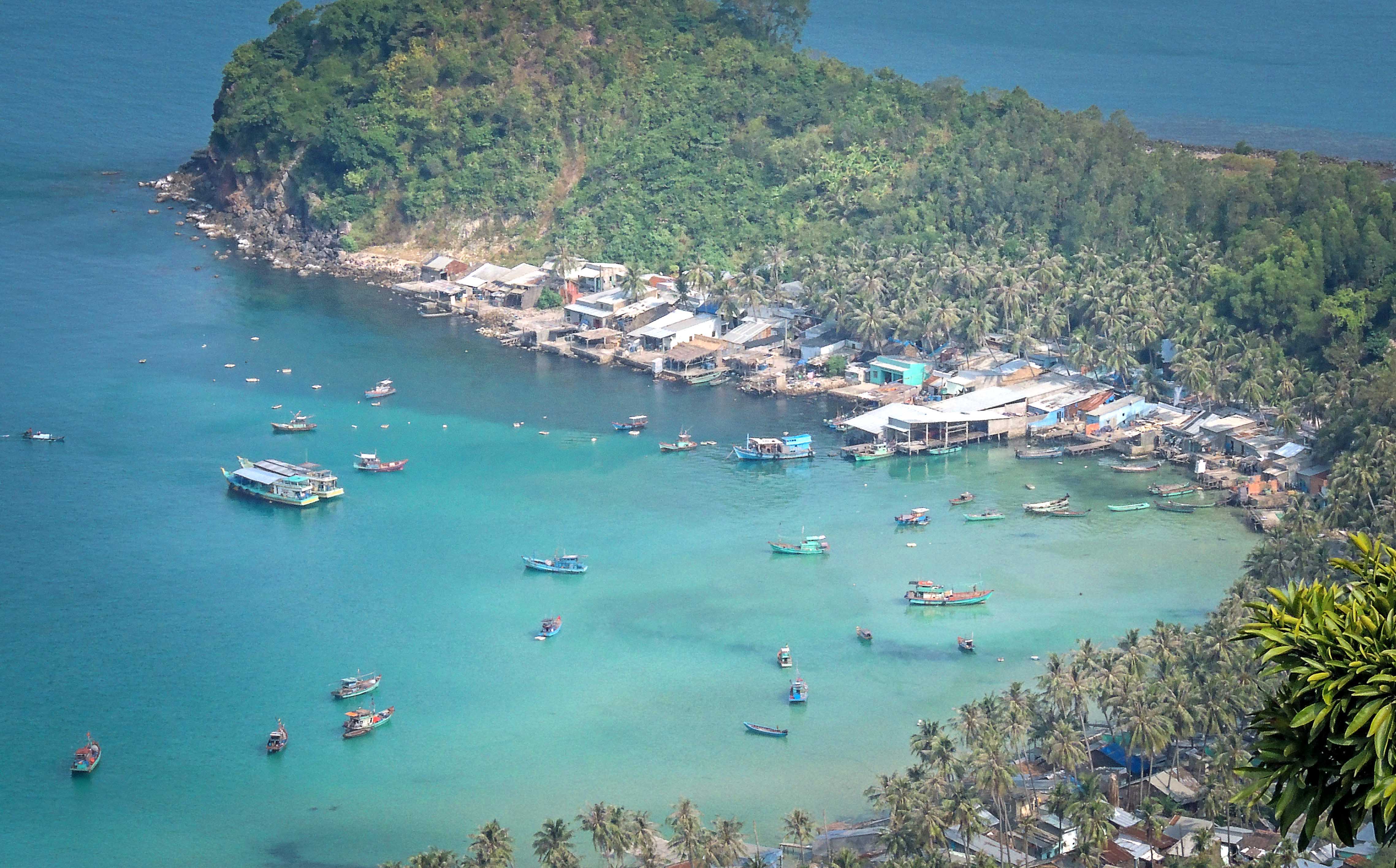 Nam Du với biển xanh và những cung đường mê đắm